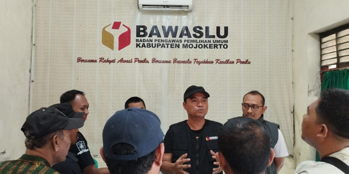 Ketua bawaslu Kab. Mojokerto saat diwawancarai