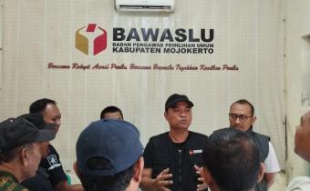 Ketua bawaslu Kab. Mojokerto saat diwawancarai